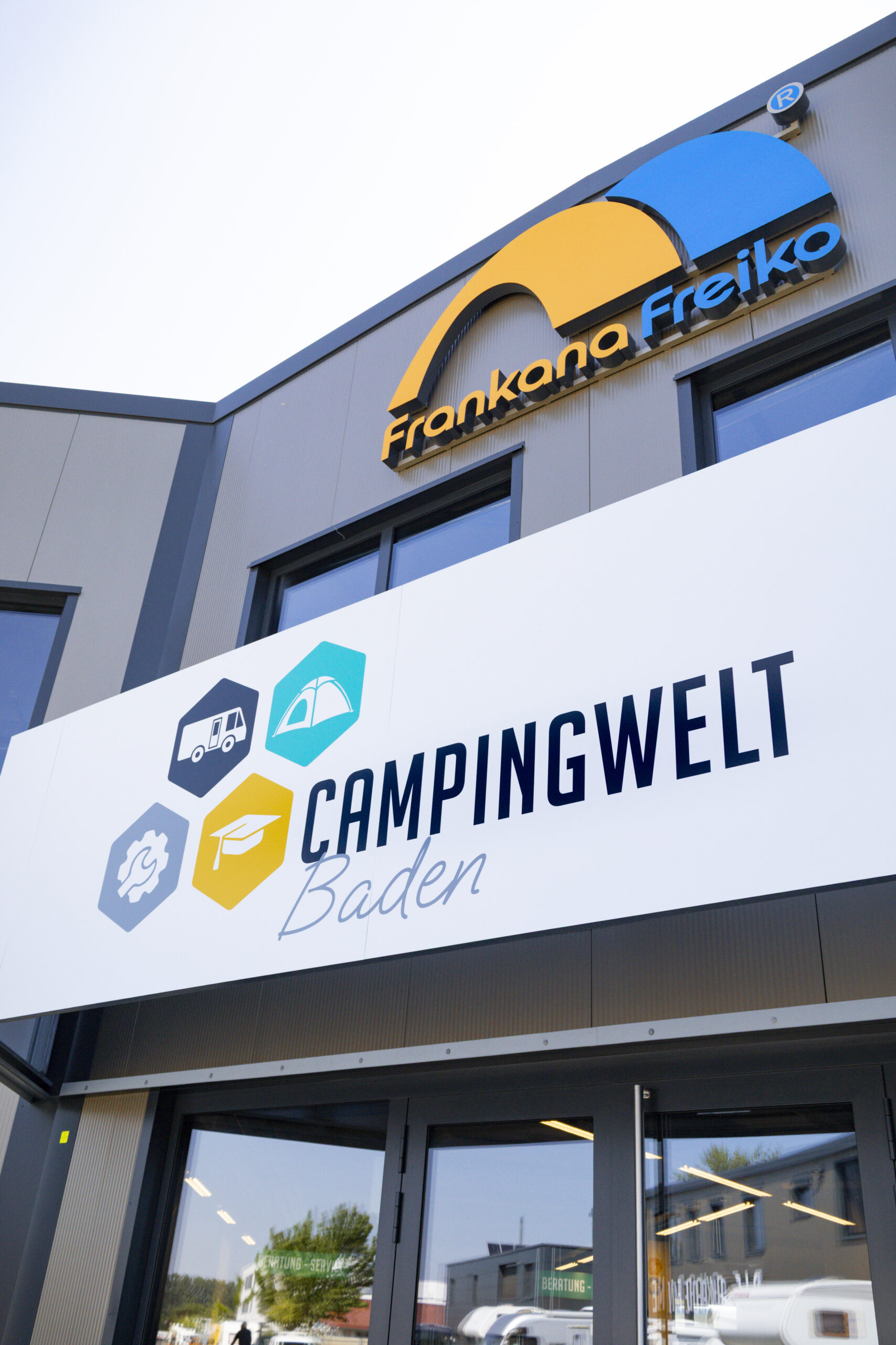 Die Fassade der Campingwelt Baden mit dem Schild „Campingwelt Baden“ und dem Logo von Frankana Freiko