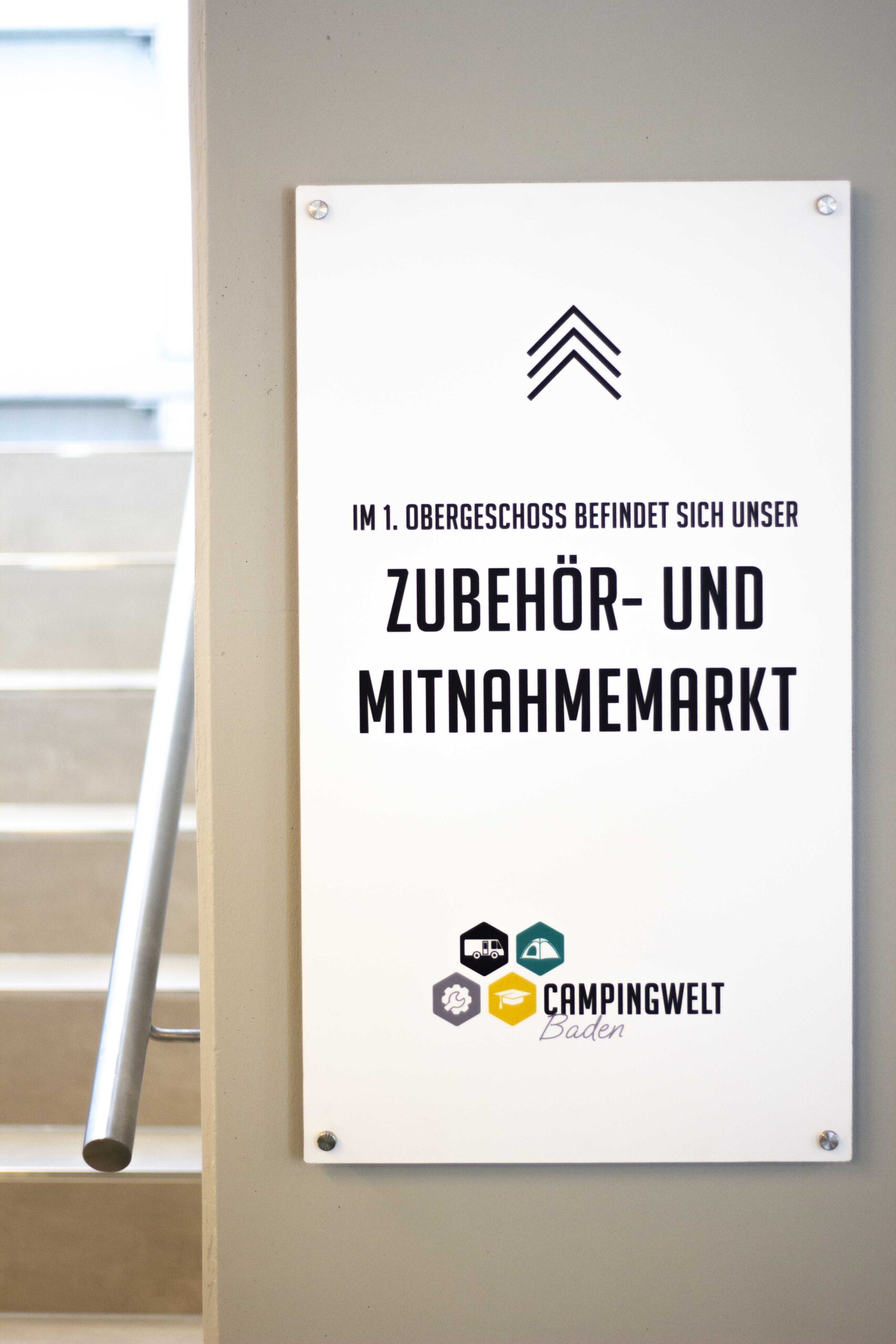 Wegweiser zum Zubehör- und Mitnahmemarkt im 1. Obergeschoss der Campingwelt Baden