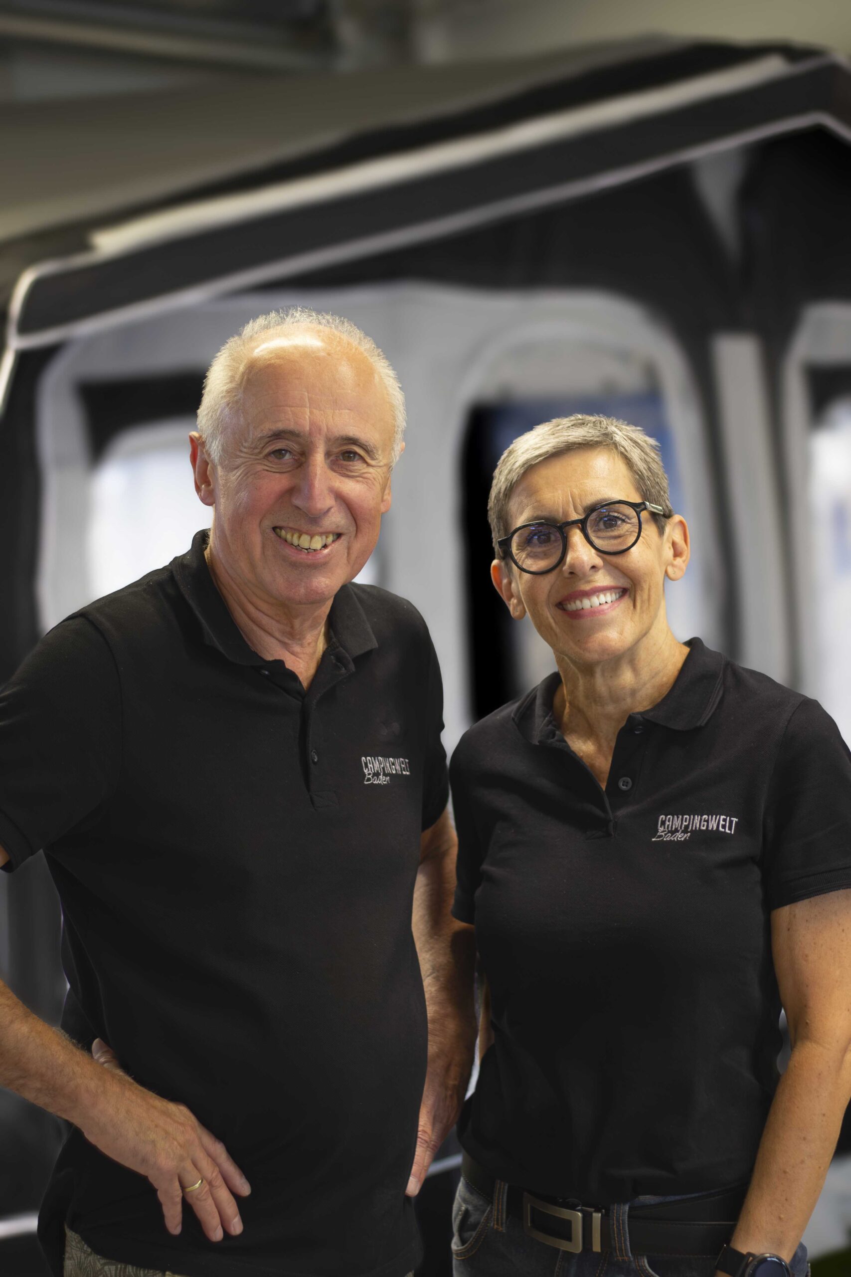 Zwei Verkäufer der Campingwelt Baden in schwarzen Poloshirts
